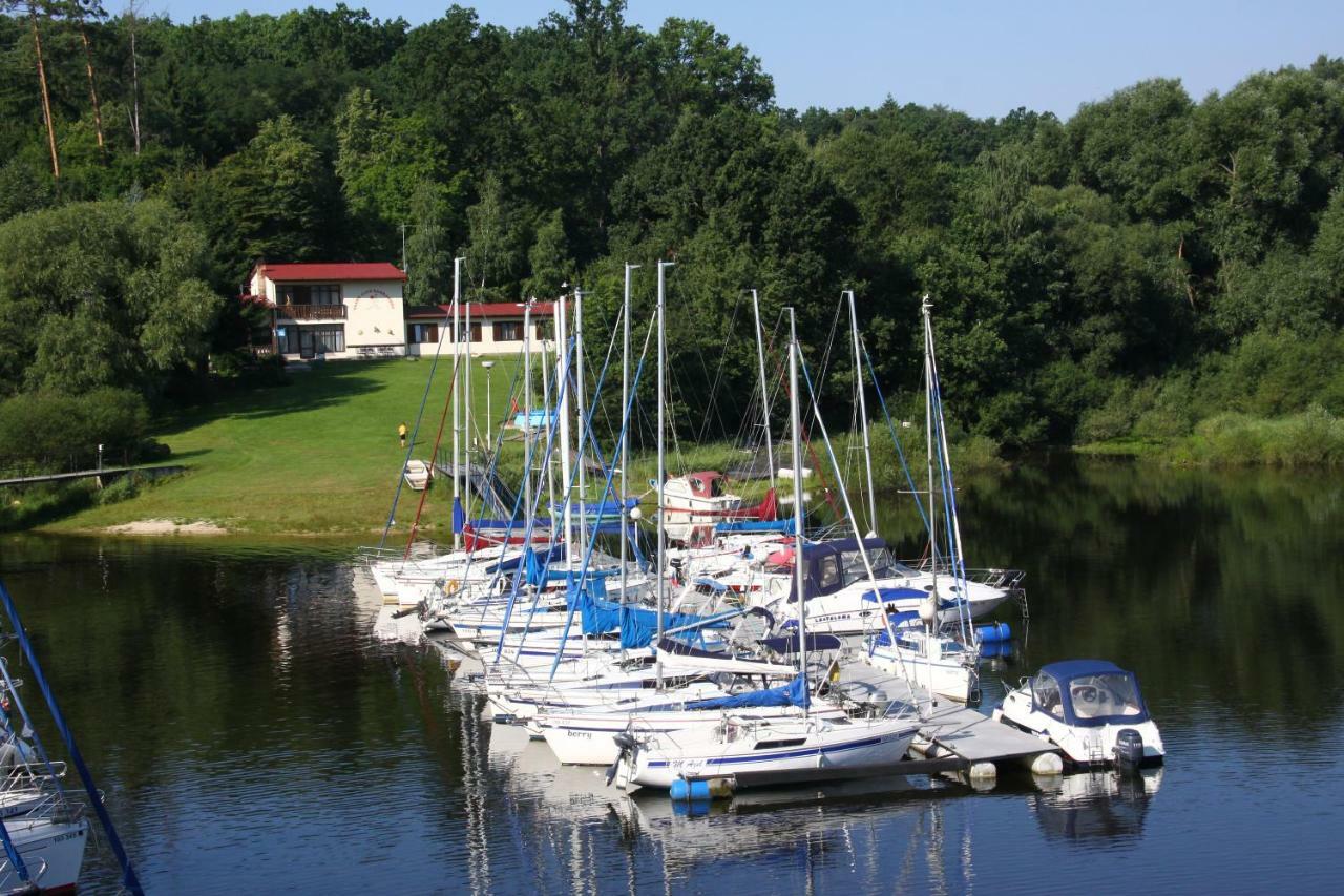 ホテル Yacht Club Barrandov Kožlí u Orlíka エクステリア 写真