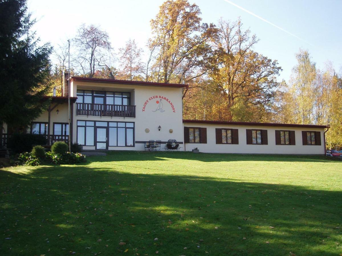 ホテル Yacht Club Barrandov Kožlí u Orlíka エクステリア 写真